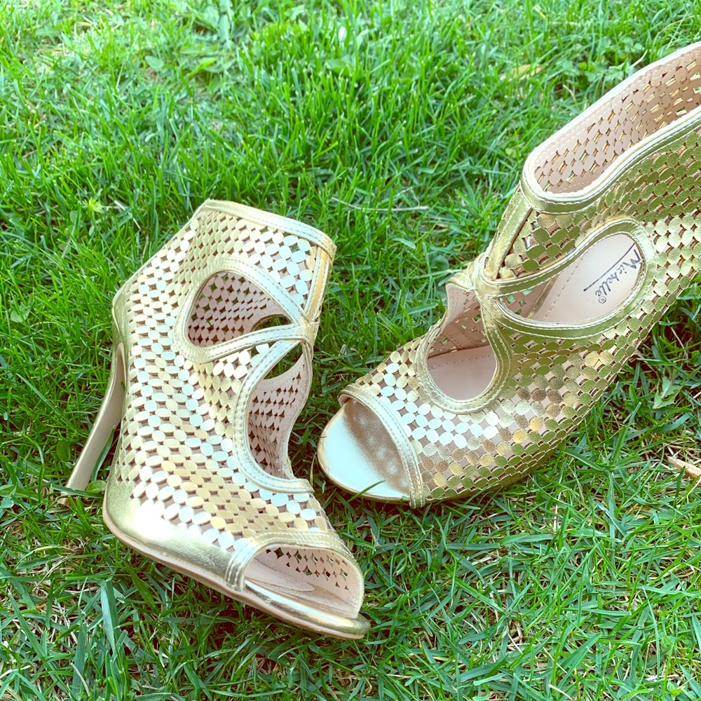 Gold keyhole heels